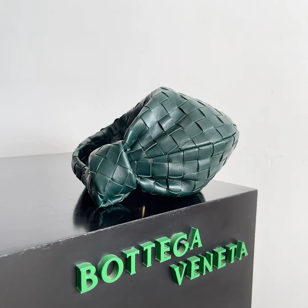 Batch 1120 Bottega veneta͙.——The latest braided and knotted hobo🔥 The top-grade lambskin leather is very soft, the bag shape is unique, practical and durable. It retains the traditional weaving elements while being a bit more flamboyant ~ Made of hand-woven sheepskin, zipper opening and closing, curved seamless structure, effortless to match. Highly recommended⚠️⚠️⚠️ The highest-end in the market🌈 Welcome to compare [Factory equipped with full package] size: 23x15x5cm.   Model: 651876